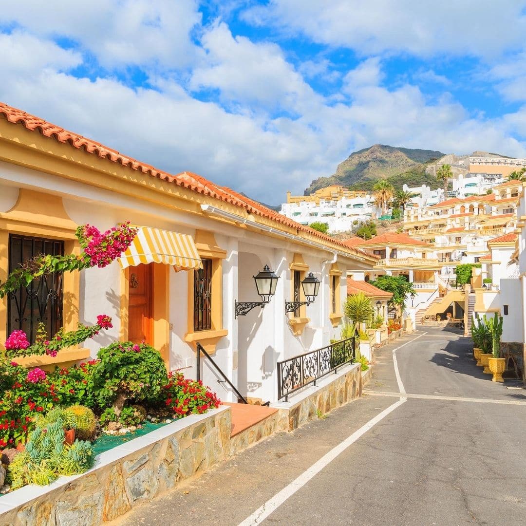 Sol Siesta offers holidays in Spain villa rental, apartment rental, luxury properties, budget properties, beach rentals, for Spanish holidays and weekends in Spain.